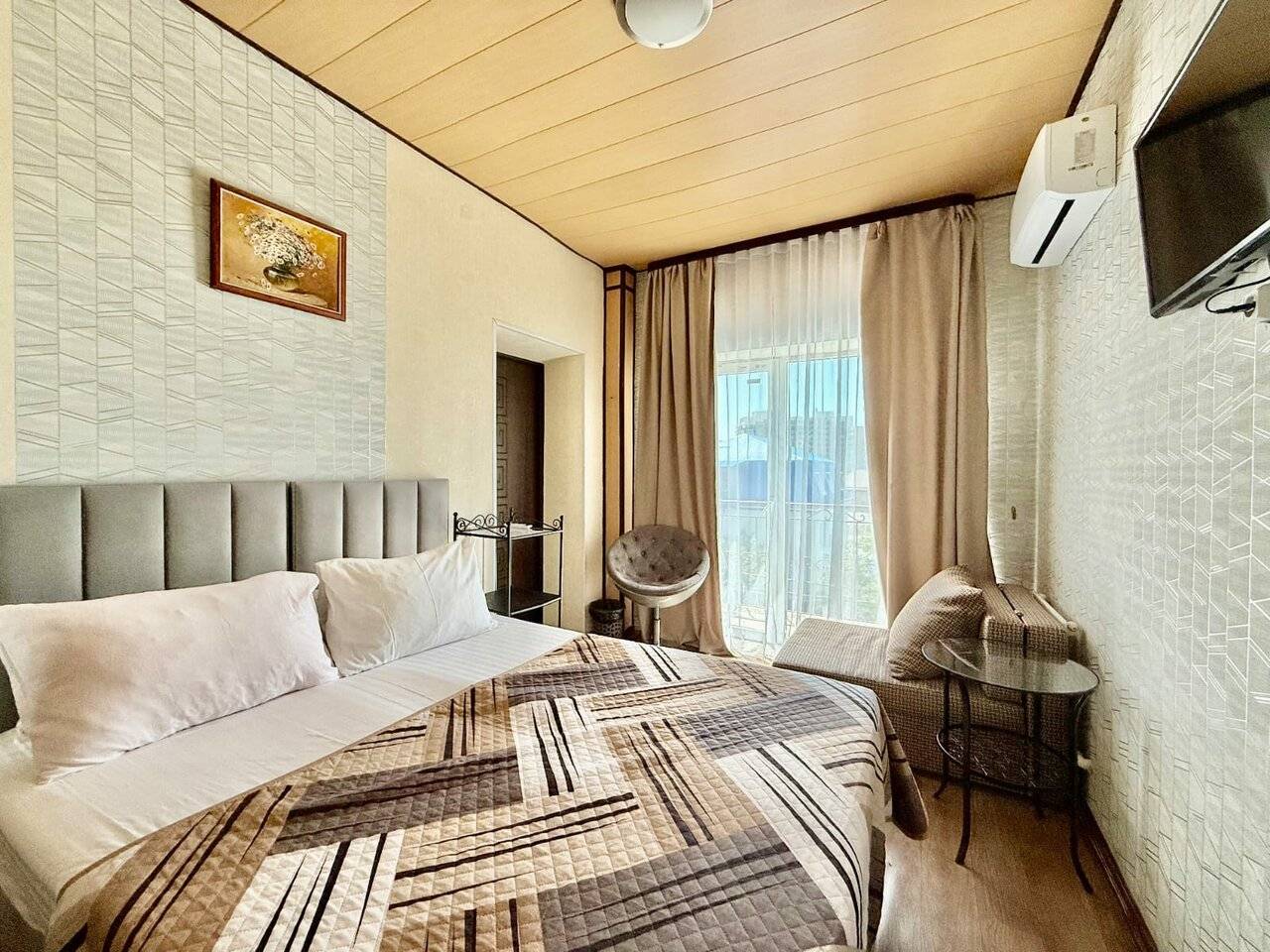 Фотографии номера Двухместный номер с 1 кроватью и балконом в Гостевом доме Роза ветров Геленджик