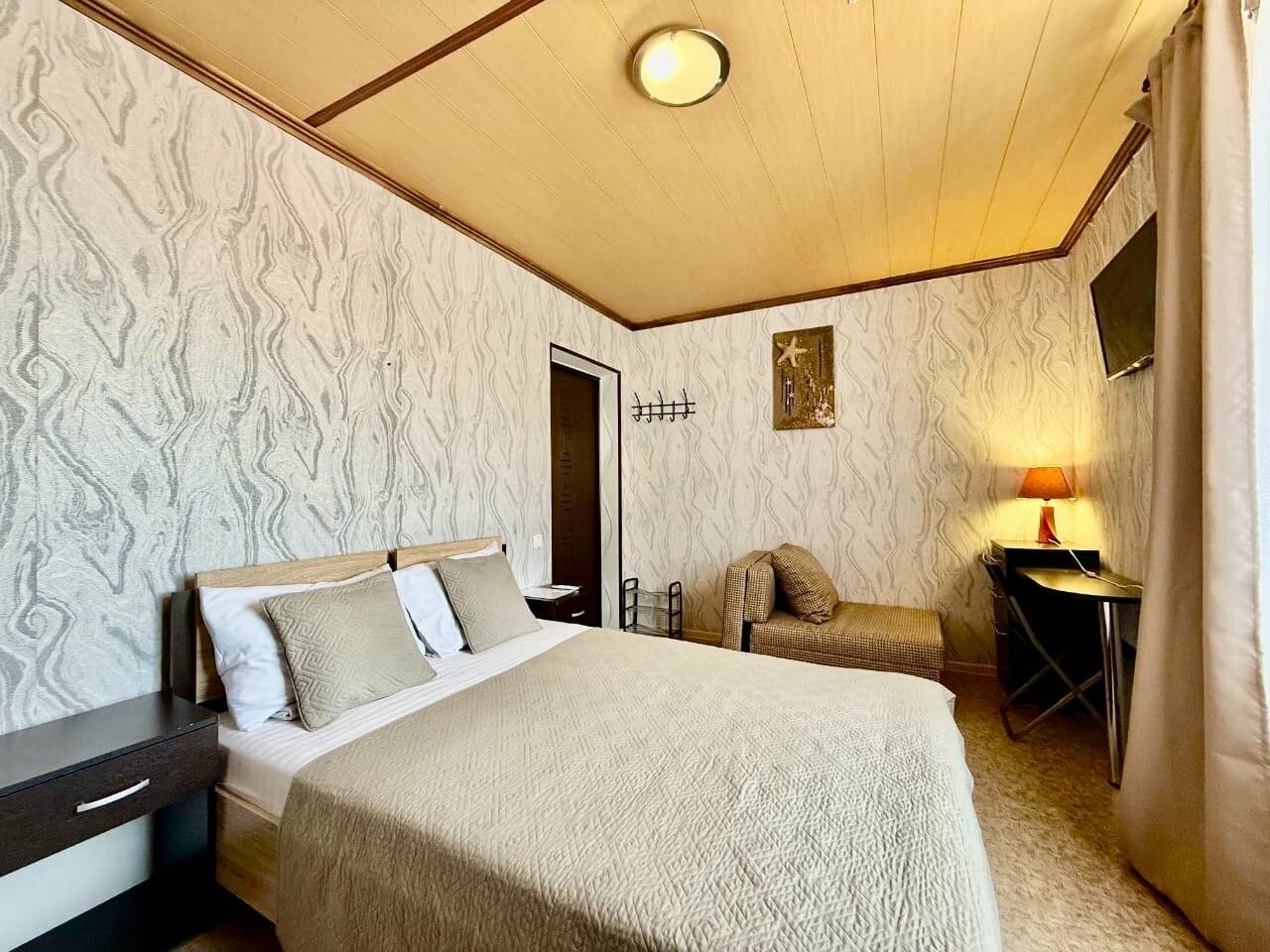 Фотографии номера Двухместный номер с двуспальной кроватью и дополнительной кроватью в Гостевом доме Роза ветров Геленджик