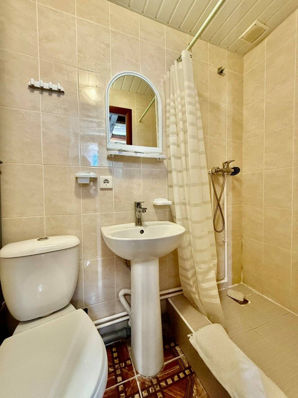 Фотографии номера Двухместный номер с 1 кроватью и собственной ванной комнатой в Гостевом доме Роза ветров Геленджик