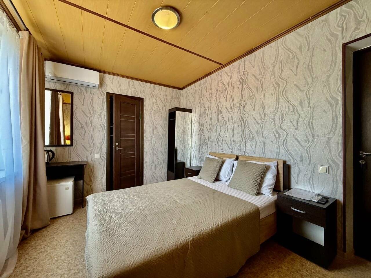 Фотографии номера Двухместный номер с двуспальной кроватью и дополнительной кроватью в Гостевом доме Роза ветров Геленджик