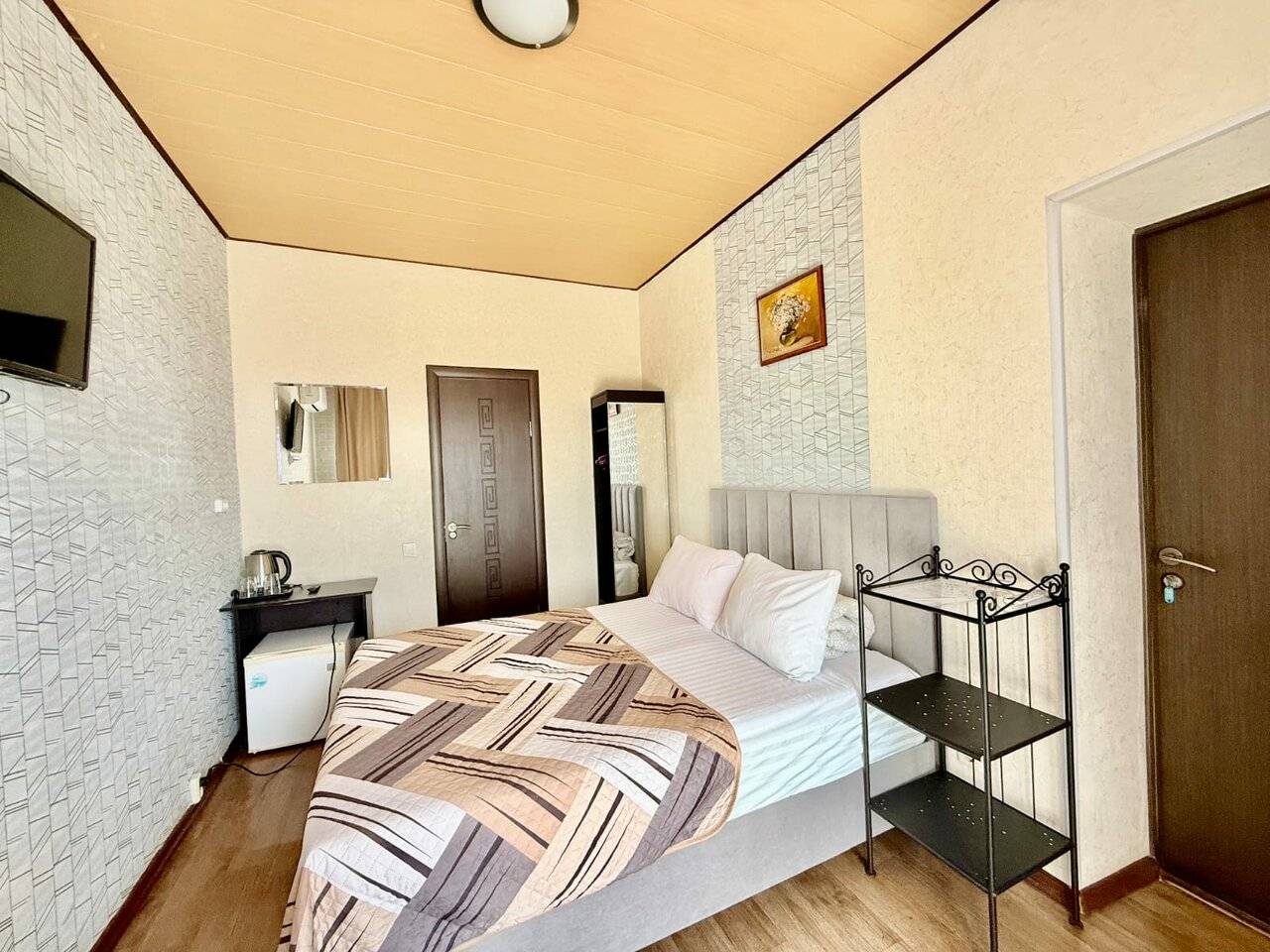 Фотографии номера Двухместный номер с 1 кроватью и балконом в Гостевом доме Роза ветров Геленджик