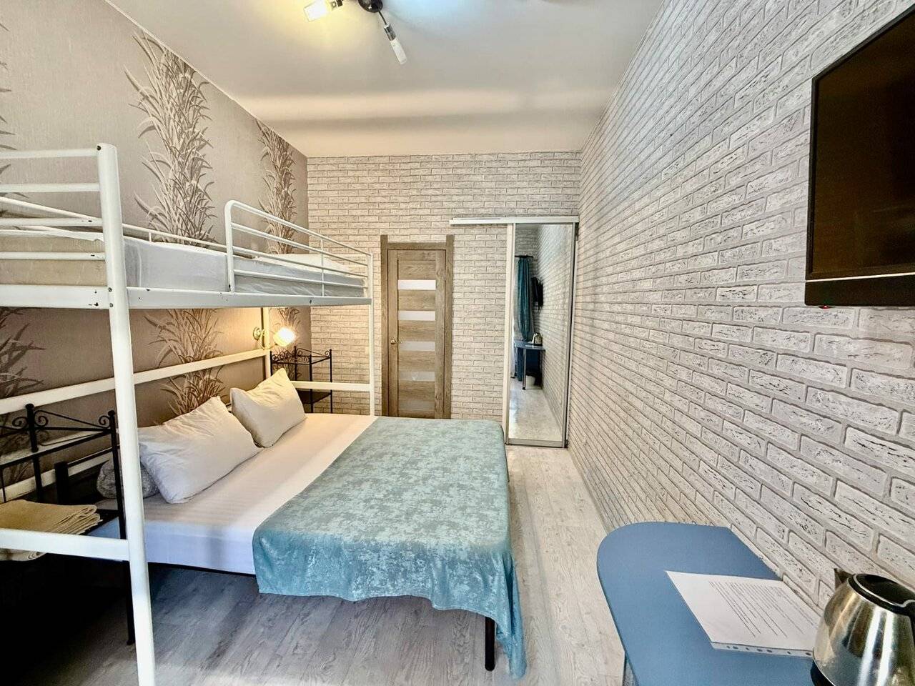 Фотографии номера Трехместный номер «Комфорт» в Гостевом доме Роза ветров Геленджик