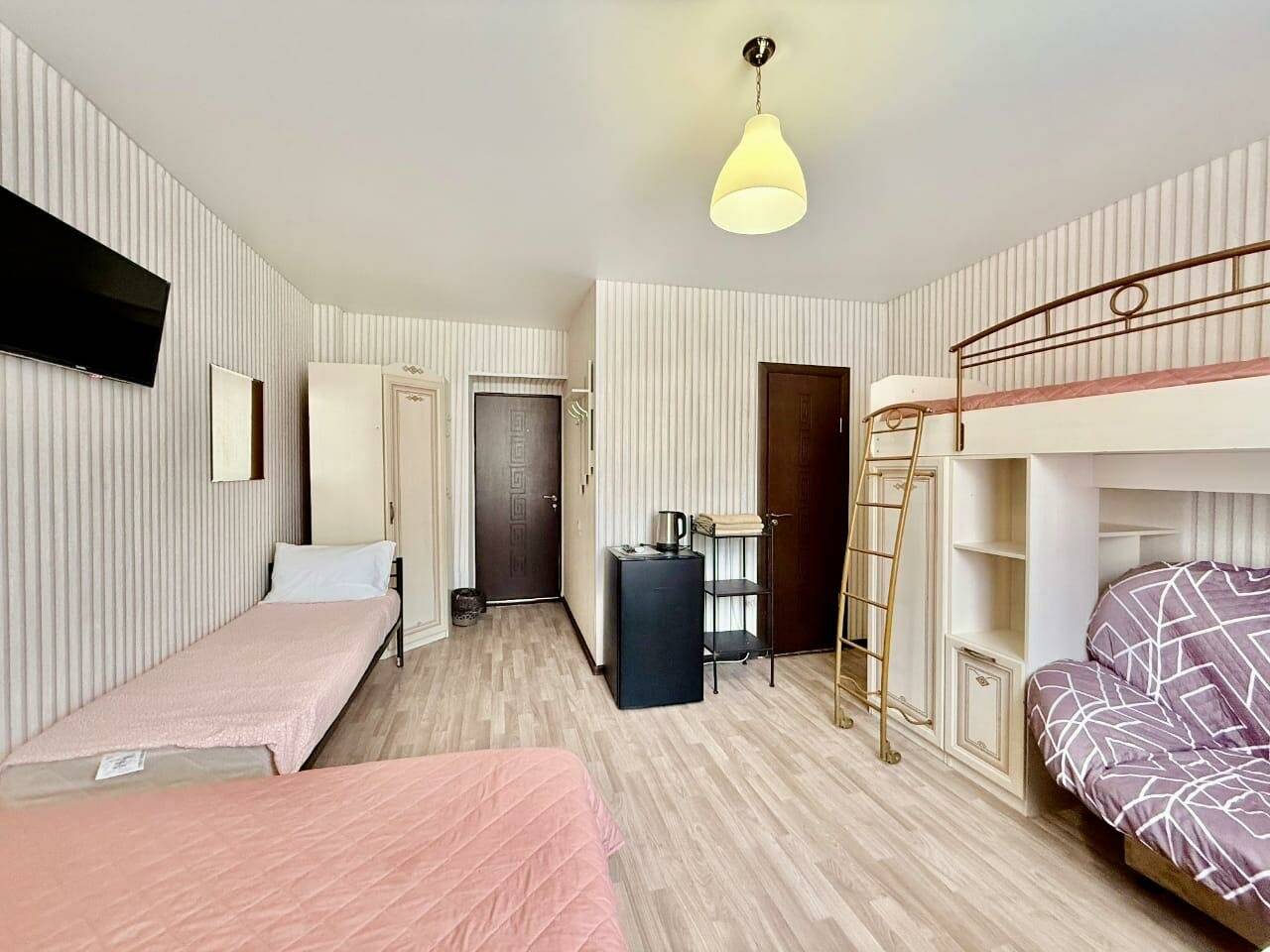 Фотографии номера Стандартный семейный номер в Гостевом доме Роза ветров Геленджик