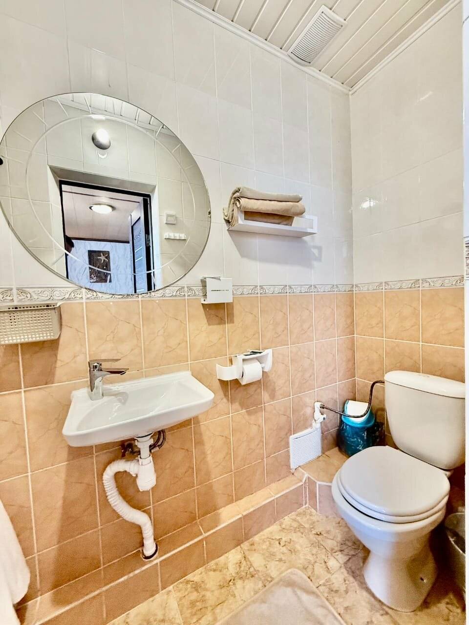 Фотографии номера Двухместный номер с двуспальной кроватью и дополнительной кроватью в Гостевом доме Роза ветров Геленджик