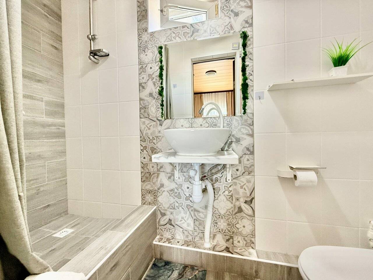 Фотографии номера Двухместный номер с 1 кроватью и балконом в Гостевом доме Роза ветров Геленджик