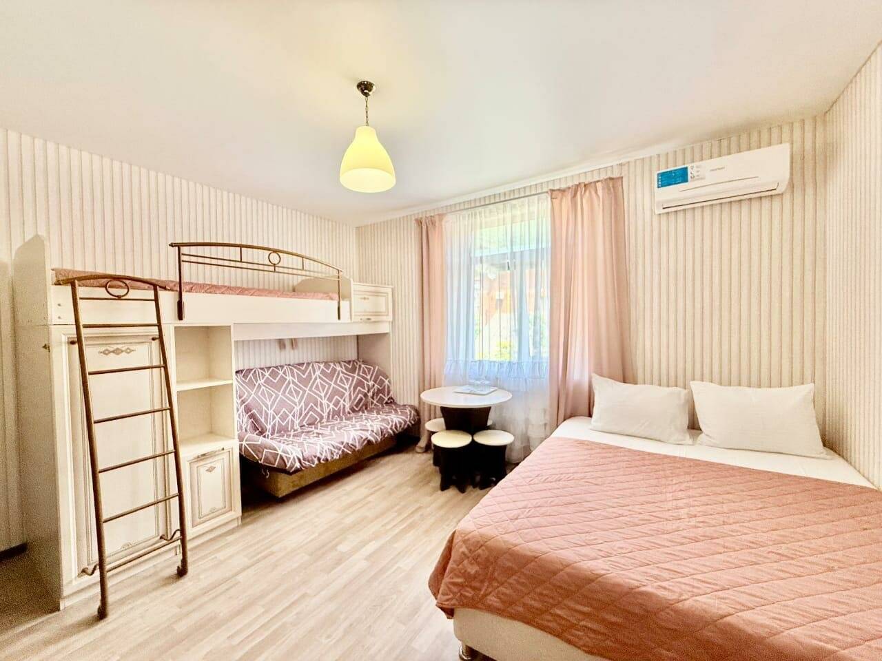 Фотографии номера Стандартный семейный номер в Гостевом доме Роза ветров Геленджик