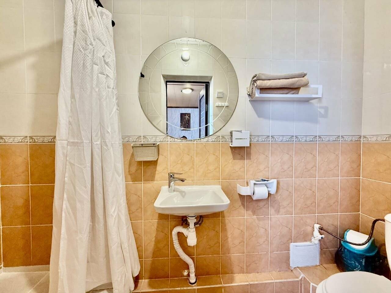 Фотографии номера Двухместный номер с двуспальной кроватью и дополнительной кроватью в Гостевом доме Роза ветров Геленджик