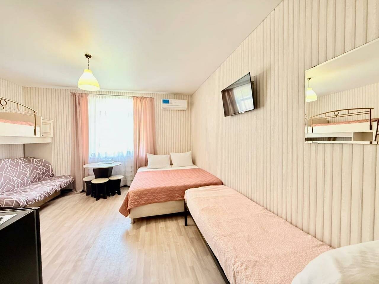 Фотографии номера Стандартный семейный номер в Гостевом доме Роза ветров Геленджик