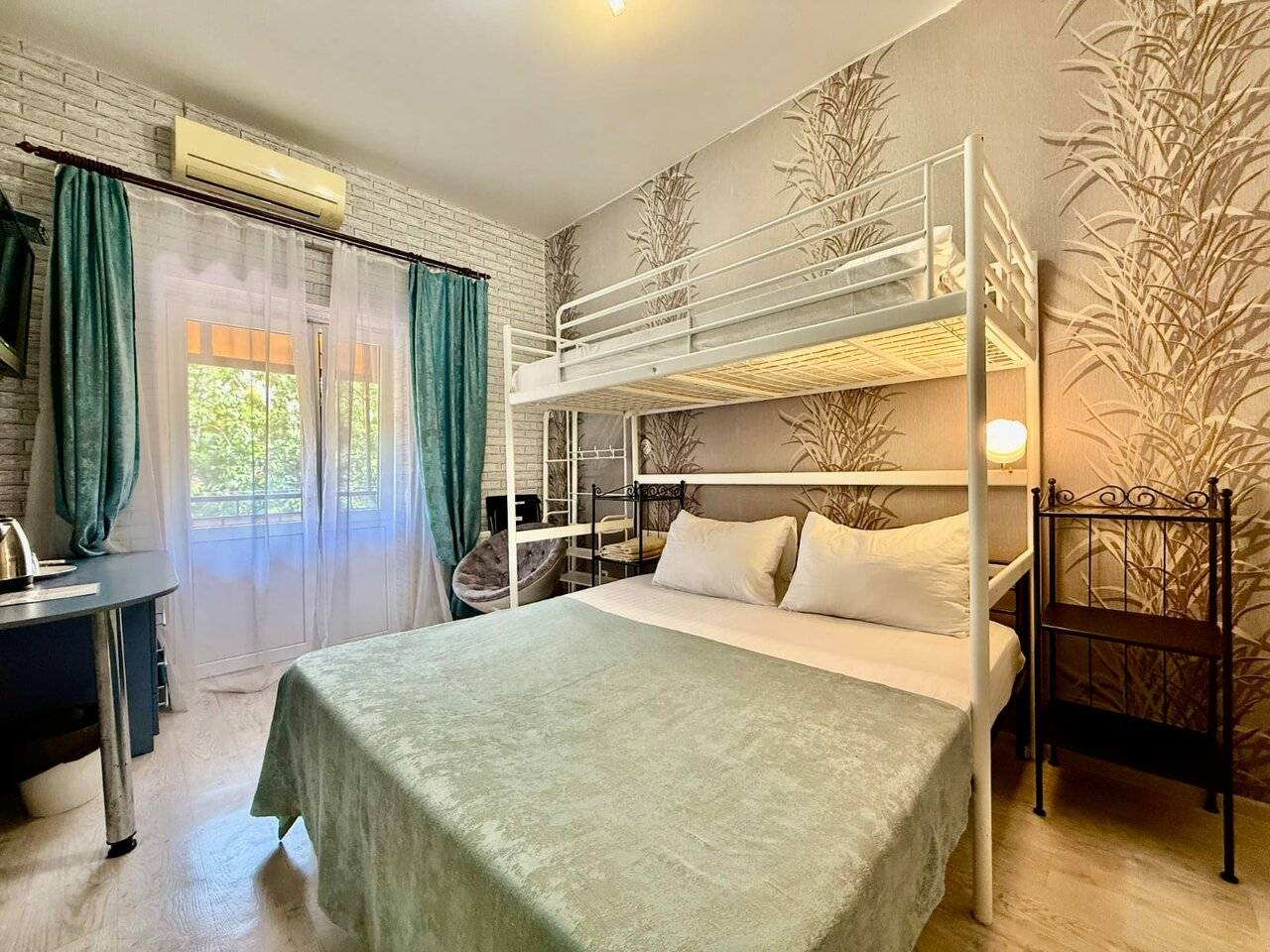 Фотографии номера Трехместный номер «Комфорт» в Гостевом доме Роза ветров Геленджик