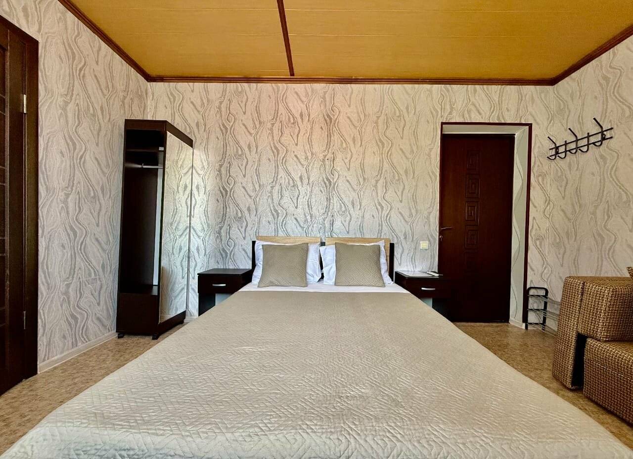 Фотографии номера Двухместный номер с двуспальной кроватью и дополнительной кроватью в Гостевом доме Роза ветров Геленджик