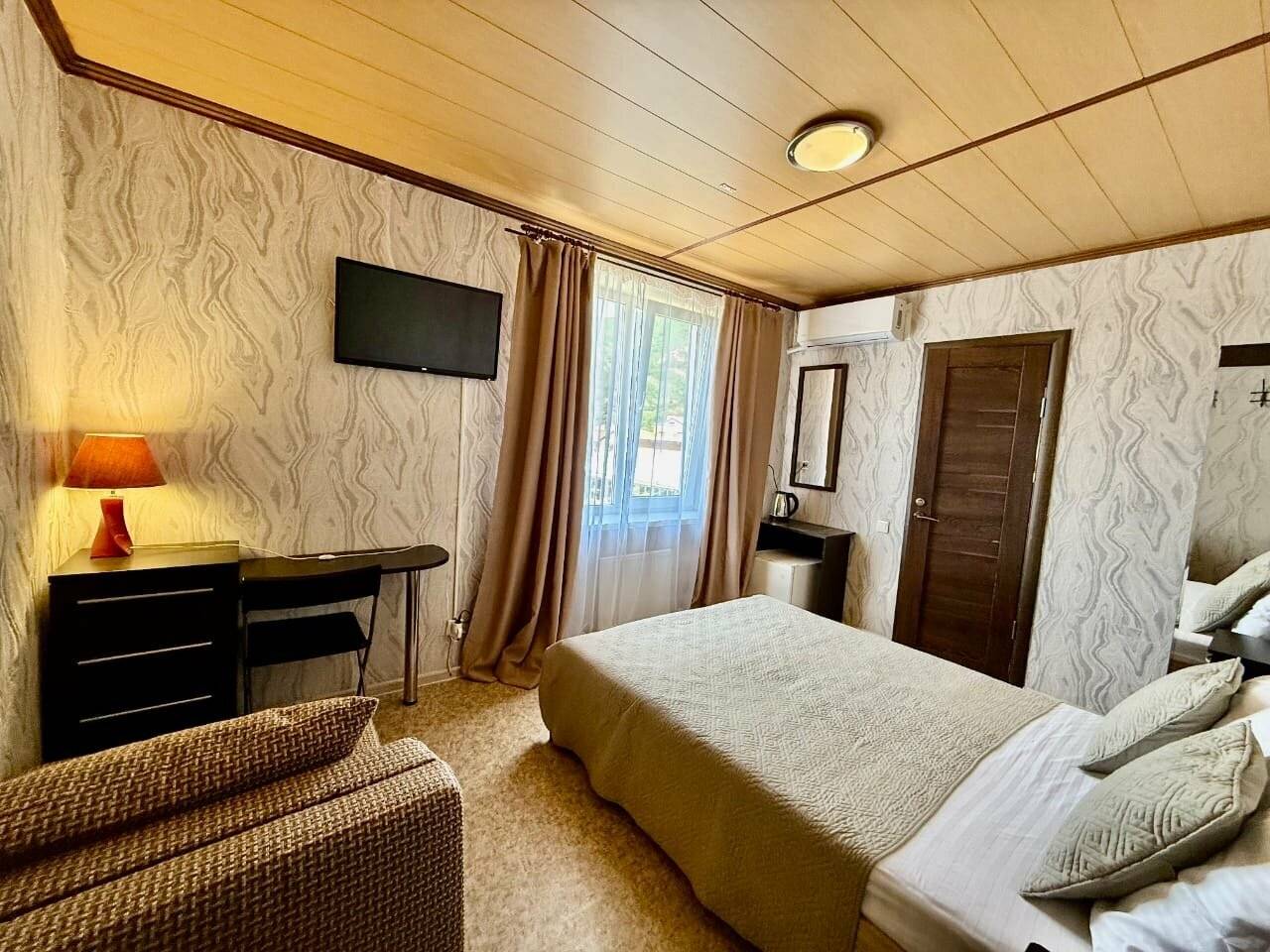 Фотографии номера Двухместный номер с двуспальной кроватью и дополнительной кроватью в Гостевом доме Роза ветров Геленджик